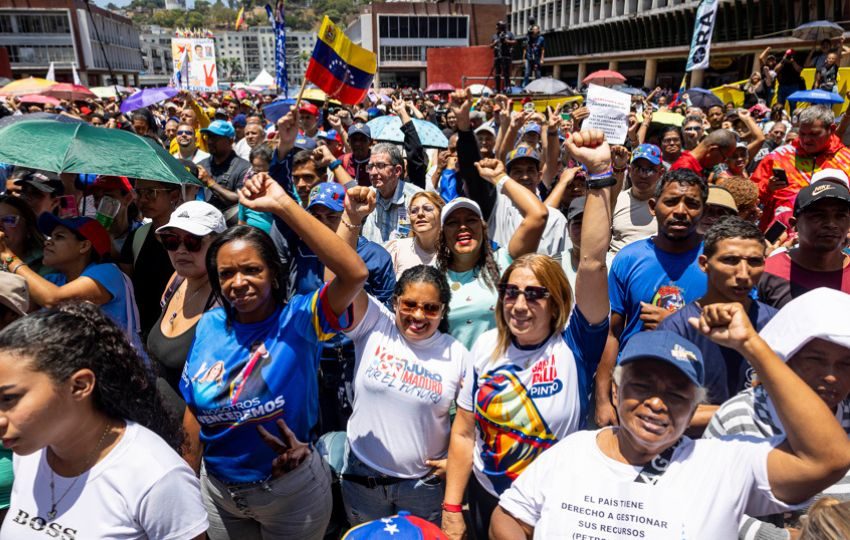 Simpatizantes del chavismo participan en una manifestación para exigir la eliminación de las sanciones económicas. Foto: EFE