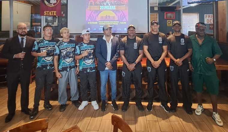 Anselmo 'Chemito' Moreno (cent.) junto a los pugilistas que estarán en el Boxing Summer Fest. Foto: Jaime Chávez