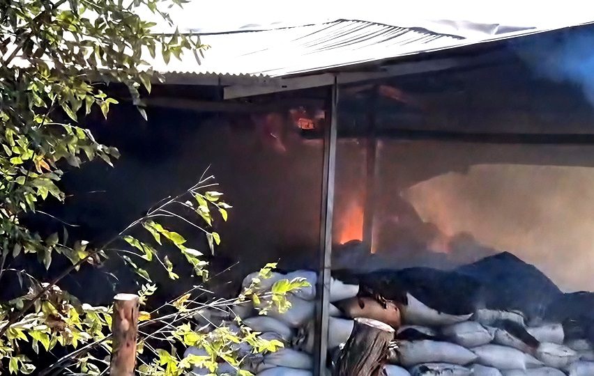 En las labores participaron al menos diez unidades de bomberos, con apoyo de varios carros cisterna y personal privado presente en el área