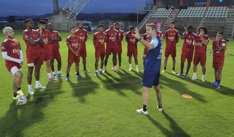 Thomas Christansen, conversa con los jugadores durante los entrenameintos con miras al partido ante Sudáfrica. Foto: FPF