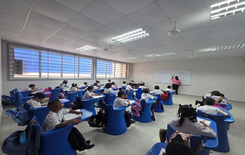 Estudiantes de la Escuela República de Venezuela, inaugurada por las autoridades ayer, jueves, luego de 9 años de espera.  Vivian Jiménez 