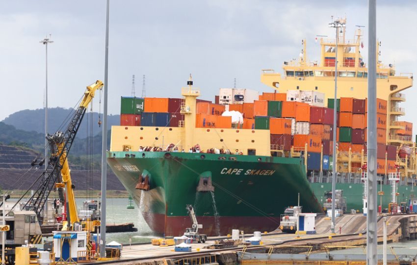 Un barco de carga pasando por el Canal de Panamá. Foto: EFE