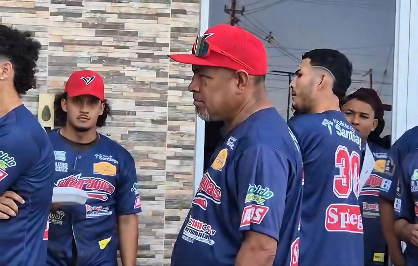 Los compañeros del jugador de la novena veragüense, Juan José Aizprúa Rodríguez, también se presentaron a las instalaciones del  Tribunal de Apelaciones, para apoyar a su compañero. Foto. Thays Domínguez 