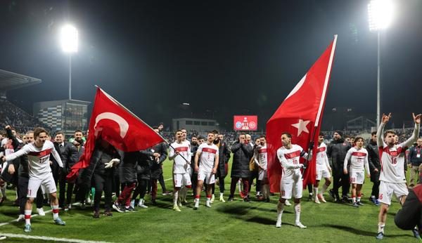 Jugadores de Turquía, festejan su clasificación al Mundial 2026. Foto: EFE