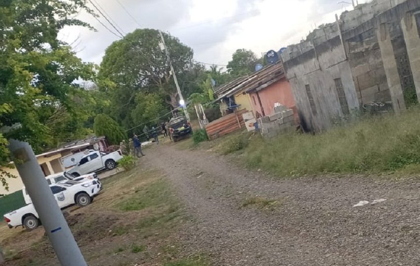 Personal de la Personería de Santa Isabel también se presentó para el levantamiento y procesamiento de la escena. Foto. Diómedes Sanchez