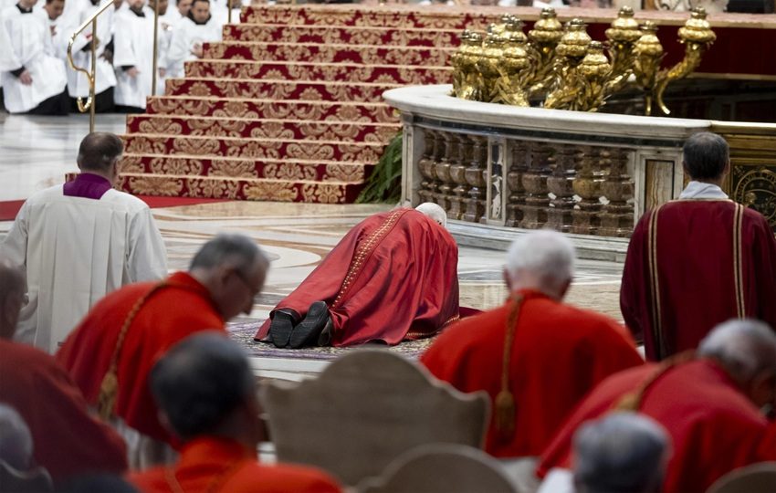 León XIV retomó la tradición de los papas de yacer en la conmemoración de la Pasión. Foto: EFE