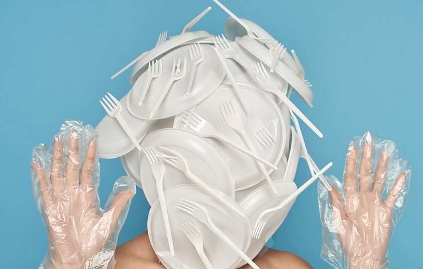  Los científicos designaron como microplásticos a las diminutas partículas que miden menos de 5 milímetros. Foto: EFE