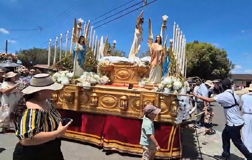 La Carrera de los Santos no solo marca el cierre de las celebraciones de Semana Santa, sino que también reafirma el arraigo de las tradiciones que distinguen a esta región panameña, donde la cultura popular sigue siendo protagonista año tras año. Foto. Thays Domínguez