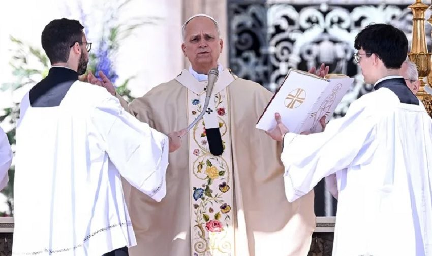 El papa León XIV en la multitudinaria misa de Domingo de Resurrección celebrada en la plaza de San Pedro del Vaticano. Foto: EFE/EPA/Riccardo Antimiani