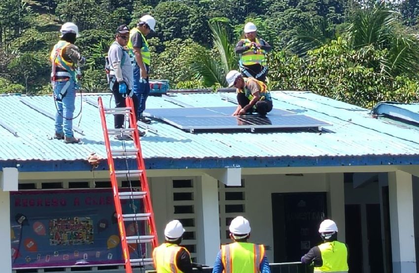 Los nuevos técnicos instalando paneles en una escuela. Foto: Cortesía Inadeh