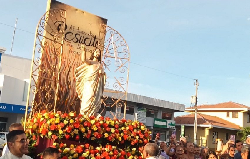 Aurelia Espino, fiel católica, dijo que la carrera de Los Santos no solo reafirma las creencias de los fieles, sino que también se convierte en un espacio de unión comunitaria. Foto. Melquíades Vásquez