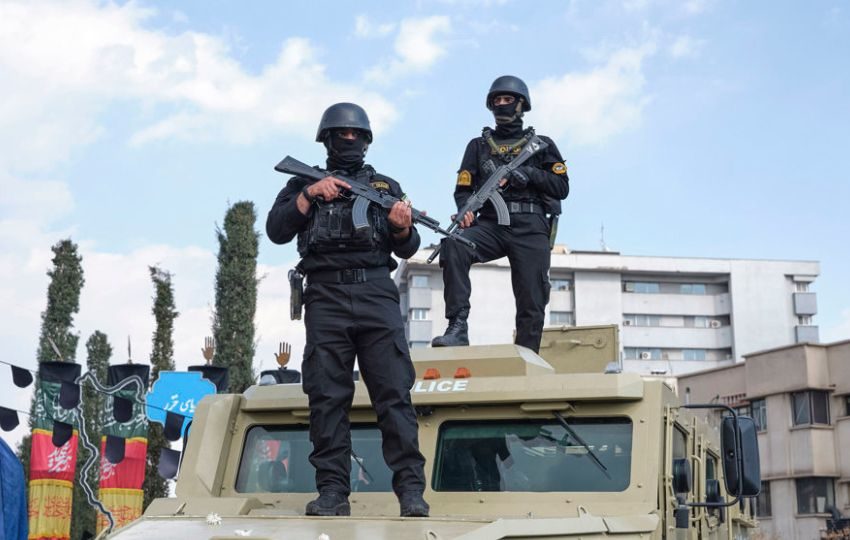 Dos soldados desplegados en el funeral del comandante de las Fuerzas Navales de la Guardia Revolucionaria Alireza Tangsiri en la plaza Engelab de Teherán. Foto: EFE