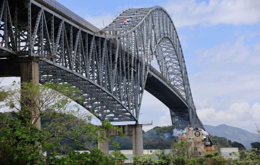 Un equipo interinstitucional inspeccionó el puente de Las Américas. Foto: EFE