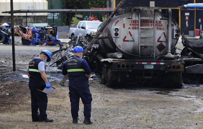 Labores de inspección técnica en el Puente de las Américas.  EFE