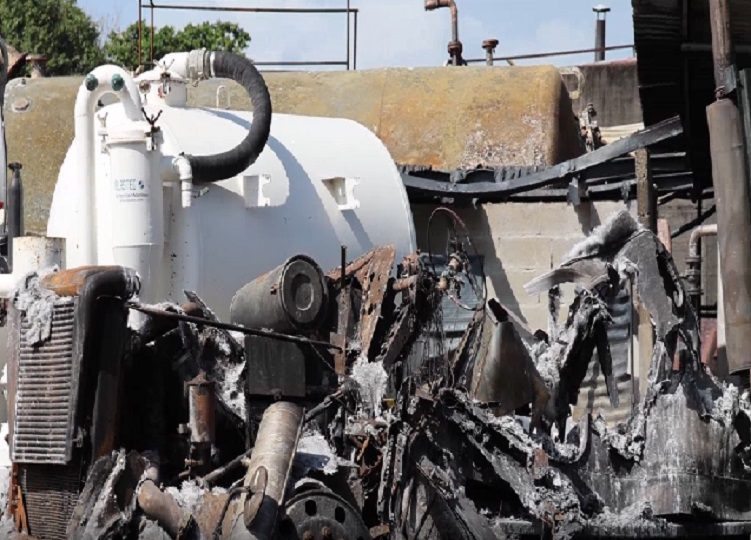 Parte de los restos de los cisternas que se quemaron durante el incendio.