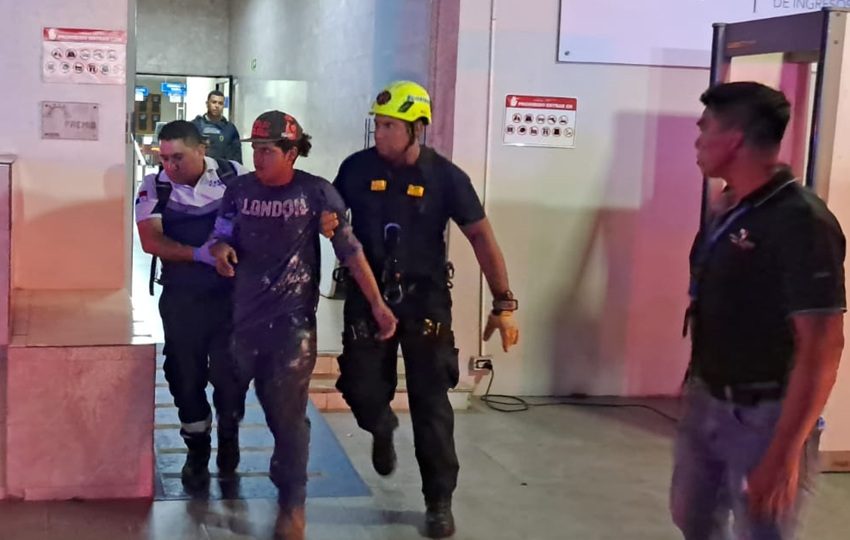 Uno de los trabajadores fue rescatado. Foto: Alexander Santamaría