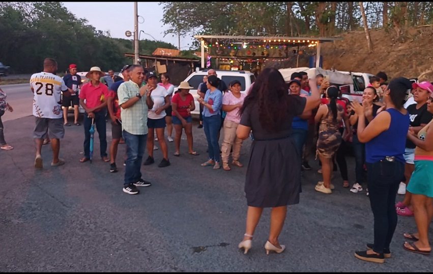 Los manifestantes demandan la presencia de instituciones responsables y de las empresas promotoras de proyectos habitacionales. Foto. Melquíades Vásquez