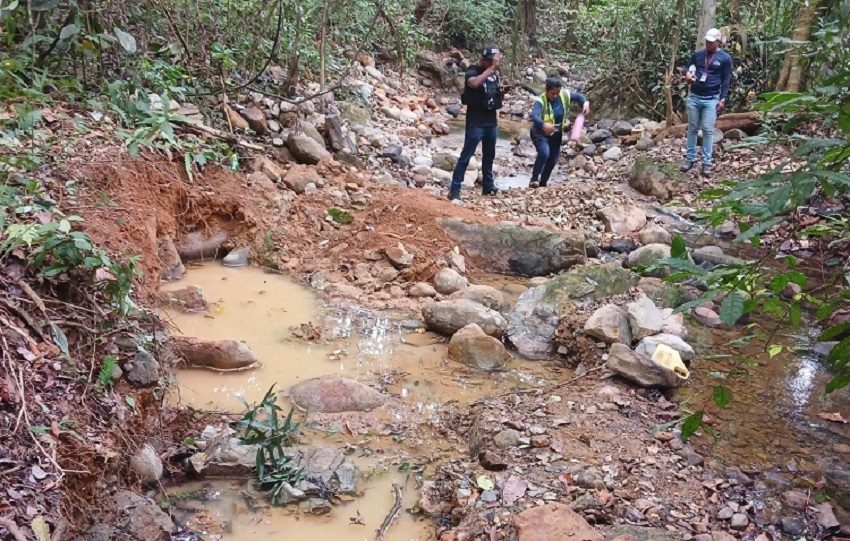 Según la inspección, el cauce se redireccionó aproximadamente tres metros desde su orilla.
