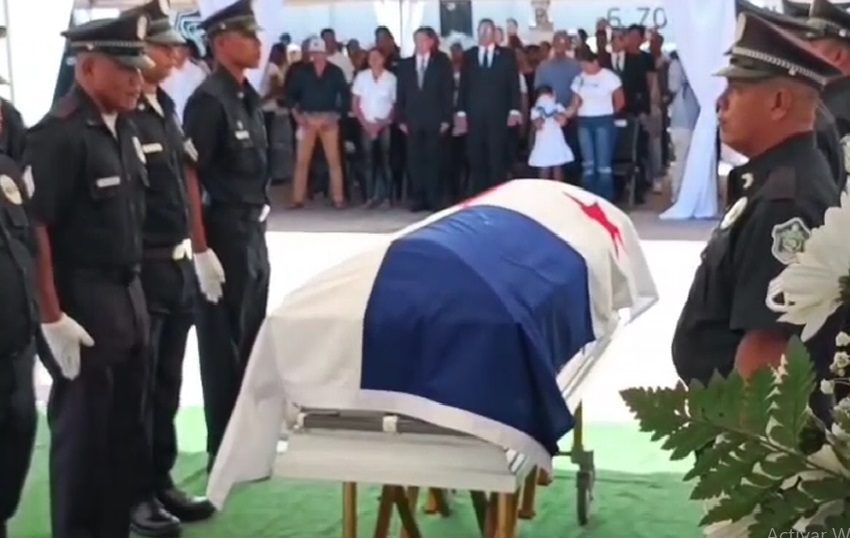 Durante la ceremonia, el ministro de Seguridad destacó el sacrificio que implica la labor policial, señalando que “hoy despedimos al padre, al hijo, al amigo y al compañero”. Foto. Thays Domínguez