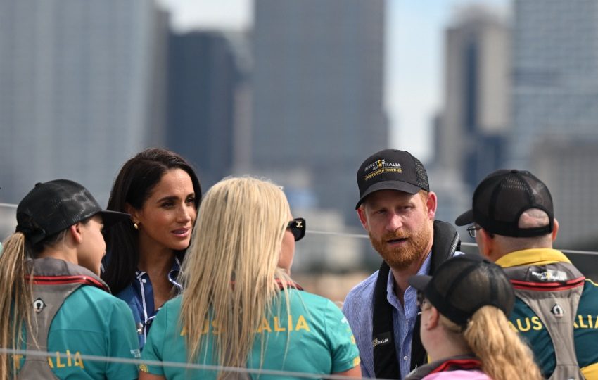 El príncipe Harry (C-D) y Meghan (C-I), duques de Sussex. Foto: EFE / EPA / DEAN LEWINS