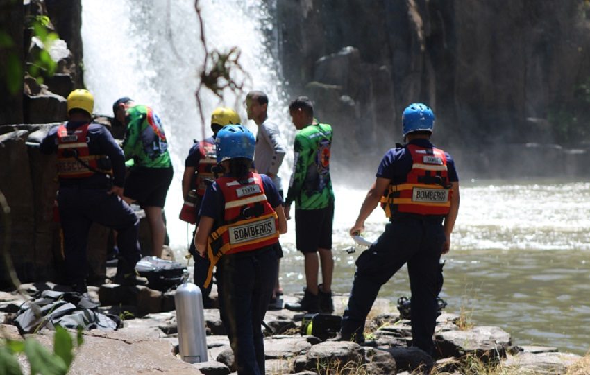 Una cámara de videovigilancia ubicada en el sitio captó al menor lanzándose al agua.