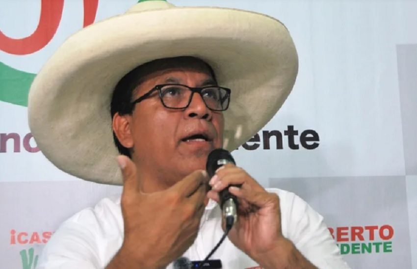El candidato de Juntos por el Perú, Roberto Sánchez, copiando el estilo del depuesto expresidente, Pedro Castillo. Fotro: EFE/ Fernando Gimeno