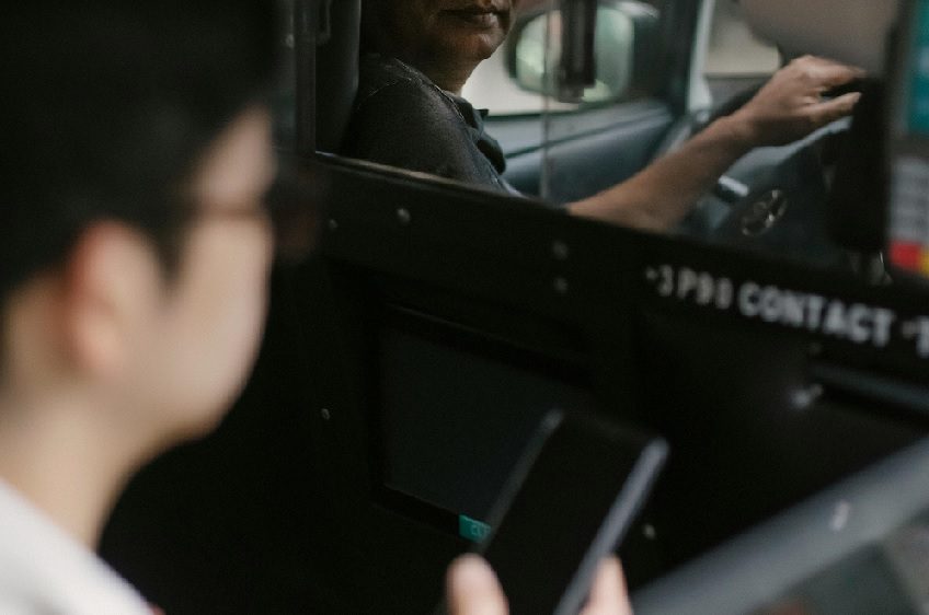 Las plataformas digitales funcionan en todo el mundo, como servicio alterno al transporte selectivo. Foto ilustrativa