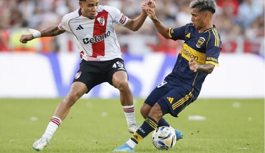 Kendry Páez (i) de River Plate disputa el balón con Milton Delgado de Boca Juniors en un partido de la Liga Profesional Argentina entre River Plate y Boca Juniors. Foto: EFE/ Juan Ignacio Roncoroni