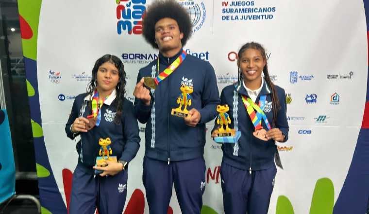 Norman Simmons (cent.) con la medalla de oro, mientras que Ashley Cerrud   y Lía Córdoba, ganaron bronce. Foto: COP