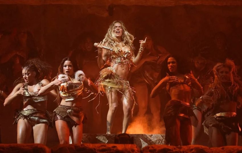 Karol G durante su presentación en el festival Coachella. Foto: EFE / Chris Torres