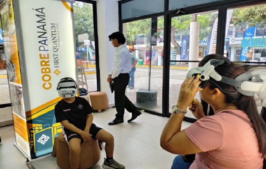 Púbico en el stand de Cobre Panamá. Foto: Thays Domínguez