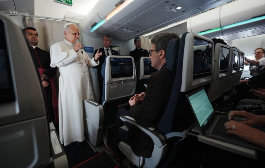 El papa a bordo del avión papal. Foto: EFE
