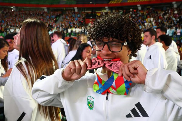 Un atleta de Brasil muestra sus medallas ganadas. Foto: EFE