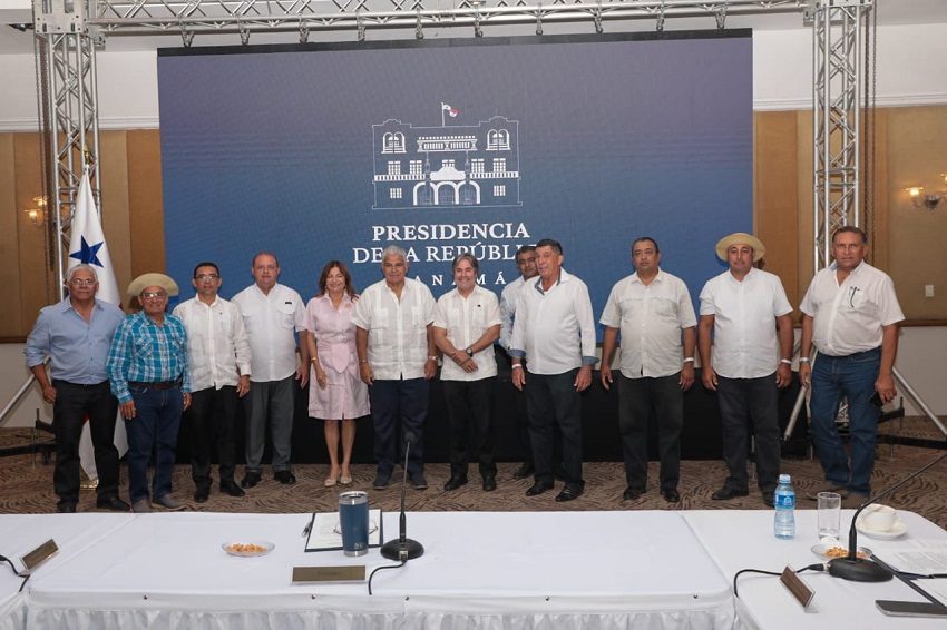 Durante su reciente visita a Los Santos, el presidente Mulino hizo la entrega de títulos. Foto. Cortesía