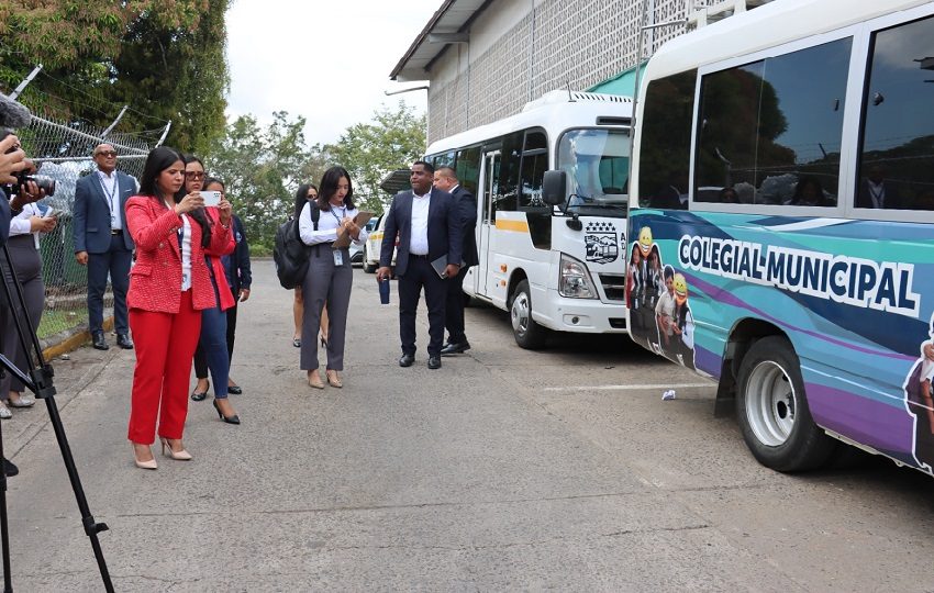 Los rostros de la alcaldesa de Arraiján fueron tapados en los buses colegiales.