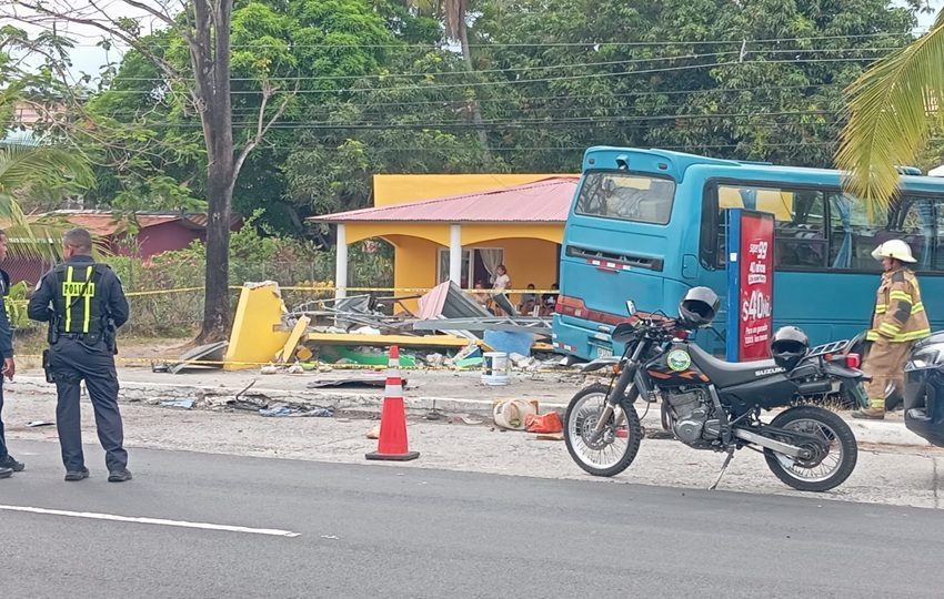 El autobús tipo "nevera" también impacto una parada de autobús destruyéndola por completo. 