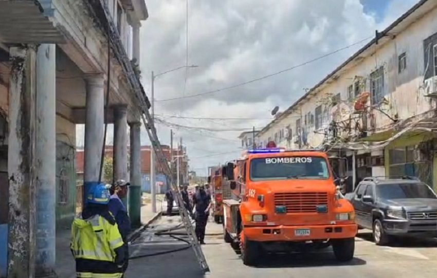Para atender este conato participaron 20 bomberos y cuatro camiones de extinción para evitar que se convirtiera en un incendio mayor. Foto. Diómdes Sánchez