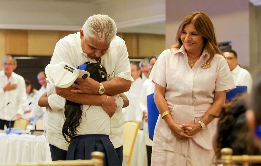 Los beneficiarios son 60 estudiantes de diversos centros educativos. Foto: Cortesía