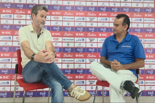 Thomas Christiansen (izq.), técnico de Panamá. Foto: Alexander Santamaría