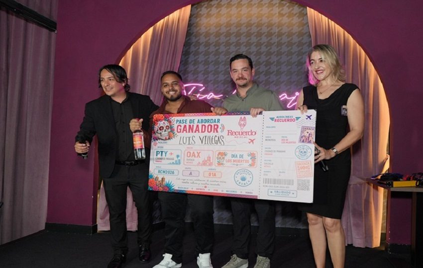 El ganador junto a organizadores. Foto: Cortesía