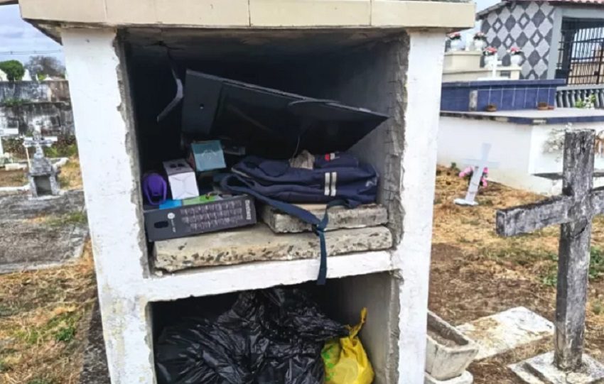 Los artículos dentro de una de las tumbas del cementerio fueron encontrados por una ronda policial. Foto. PN