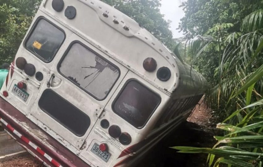 El colectivo, de la ruta Costa Arriba - Colón, cubría su último viaje de regreso y estuvo a punto de precipitarse a un barranco.