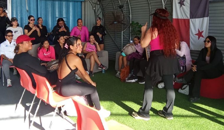 Las chicas vivieron con emoción su salto en paracaidas. Foto: Cortesía
