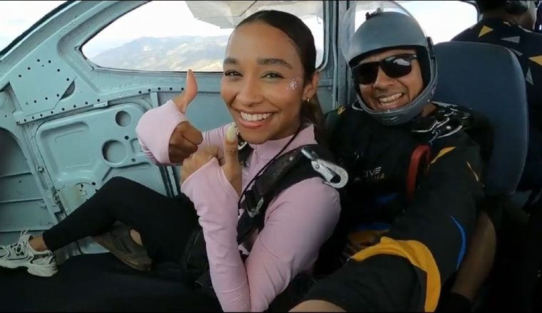 Las chicas vivieron con emoción su salto en paracaidas. Foto: Cortesía
