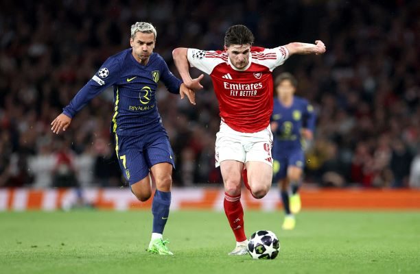 Declan Rice, del Arsenal, disputa un balón contra Antoine Griezmann, del Atlético de Madrid. Foto: EFE