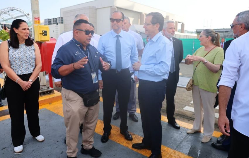 El presidente de Isaac Herzog durante el recorrido en las esclusas de Miraflores. Foto: Cortesía