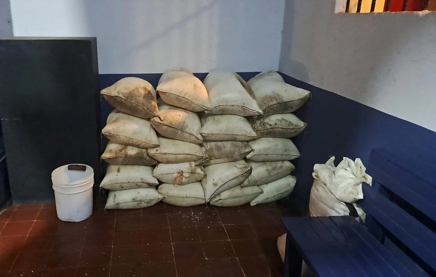 Unidades policiales lograron la aprehensión de un ciudadano de 25 años, quien fue ubicado en una salina del área con 20 sacos. Foto. Thays Domínguez