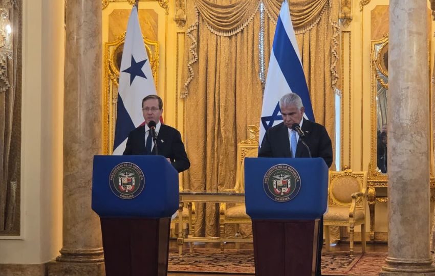 El presidente del Estado de Israel, Isaac Herzog, junto a su homólogo panameño, José Raúl Mulino. Foto: Vivian Jiménez