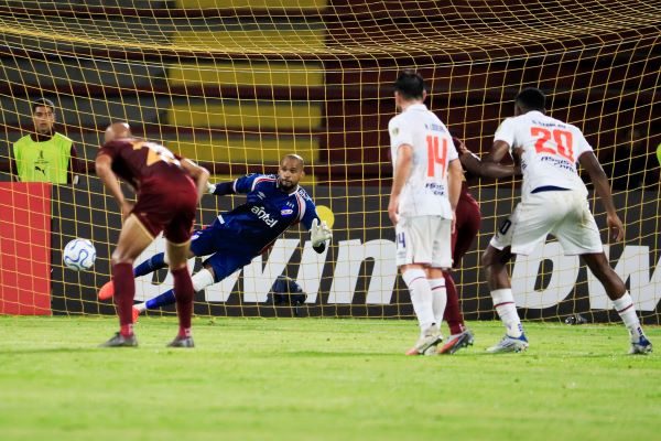 Luis Mejía, de Nacional, ataja el balón ante un remate del Tolima. Foto: EFE