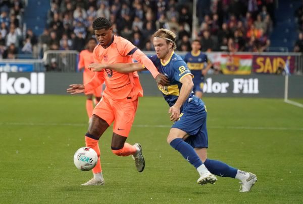 El delantero británico del FC Barcelona, Marcus Rashford (izq.), disputa el balón ante el defensa finlandés del Alaves, Ville Kosk. Foto: EFE